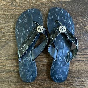 Tory Burch black sandals/flip flops with silver logo size 7
